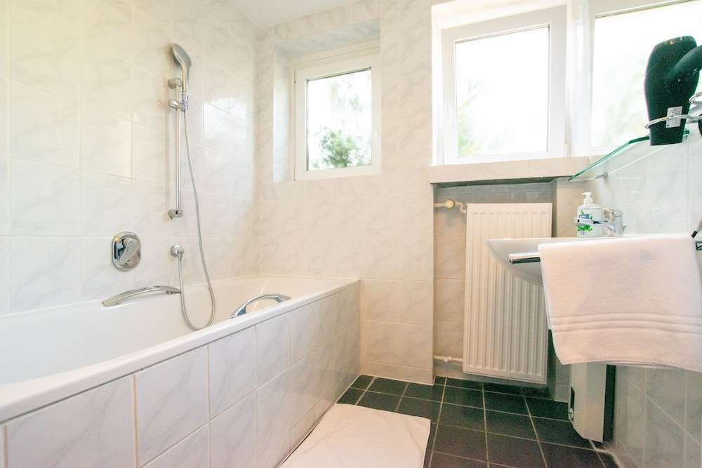 Tolstov Apartments - 1 , 3 and 4 Room Apartments - 20 min Messe DUS & Airport DUS