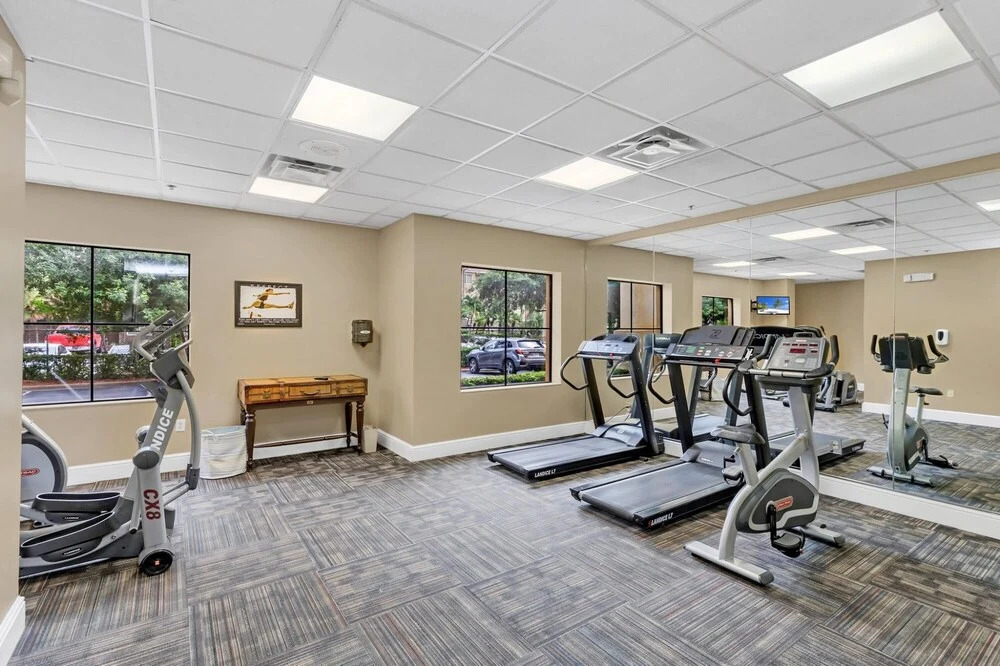 Near Disney - 1BR Executive Suite With King Bed - Pool and Hot Tub