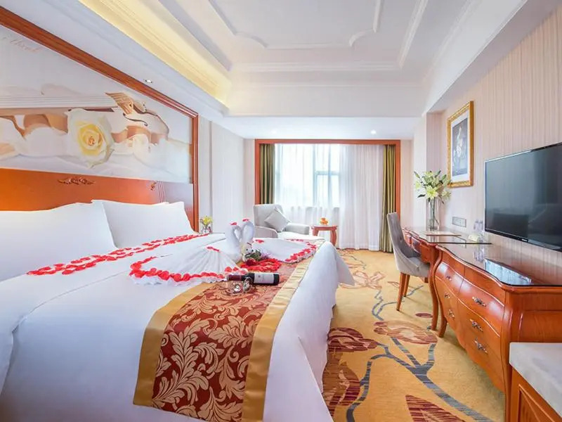 Vienna International Hotel (Shenzhen Bantian Yangmei Metro Station)