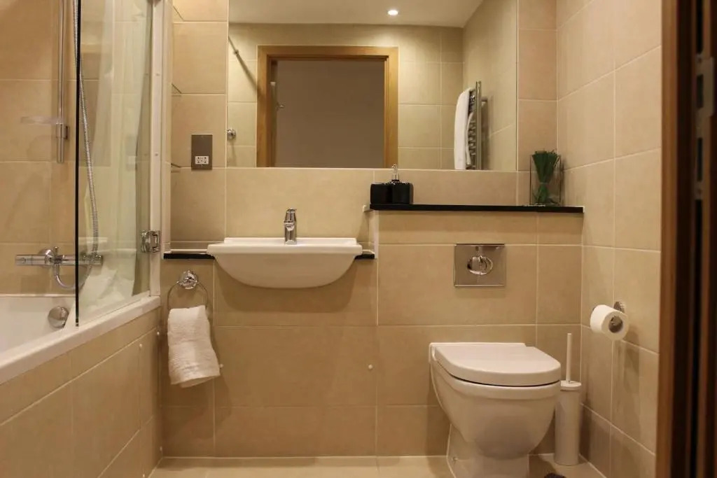 Stylish 3 Bed 2 Bath Apartment Hyde Park