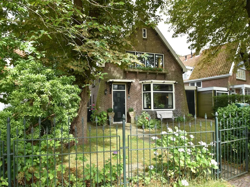 Family Home With Lush Garden and Games Room in the Heart of Artists' Town Bergen