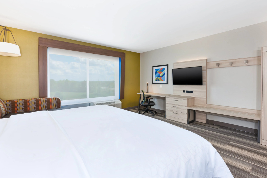 Holiday Inn Express & Suites - Grand Rapids Airport - South by IHG
