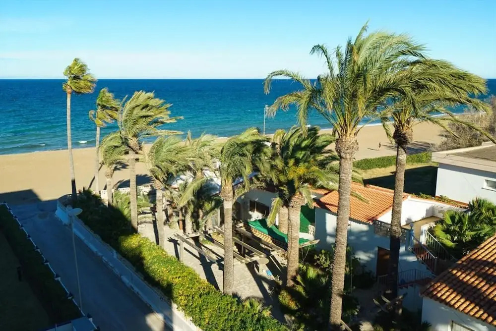 Fantastic first beach line attic apartment, sleep7