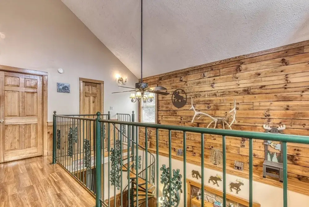 ER13 - Moose Manor Great location - Close to town! cabin