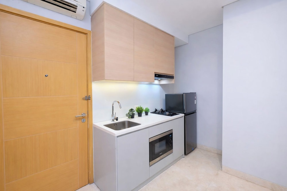 White Tone 2Br With City View At Capitol Suites Apartment