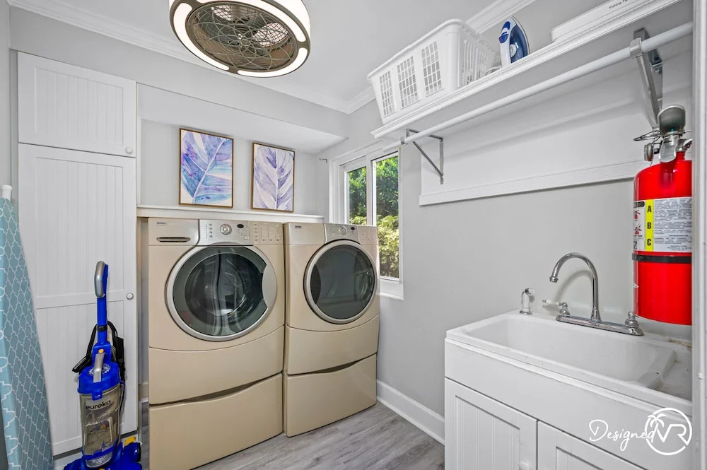 Chic 8BR with Heated Pool & Waterview