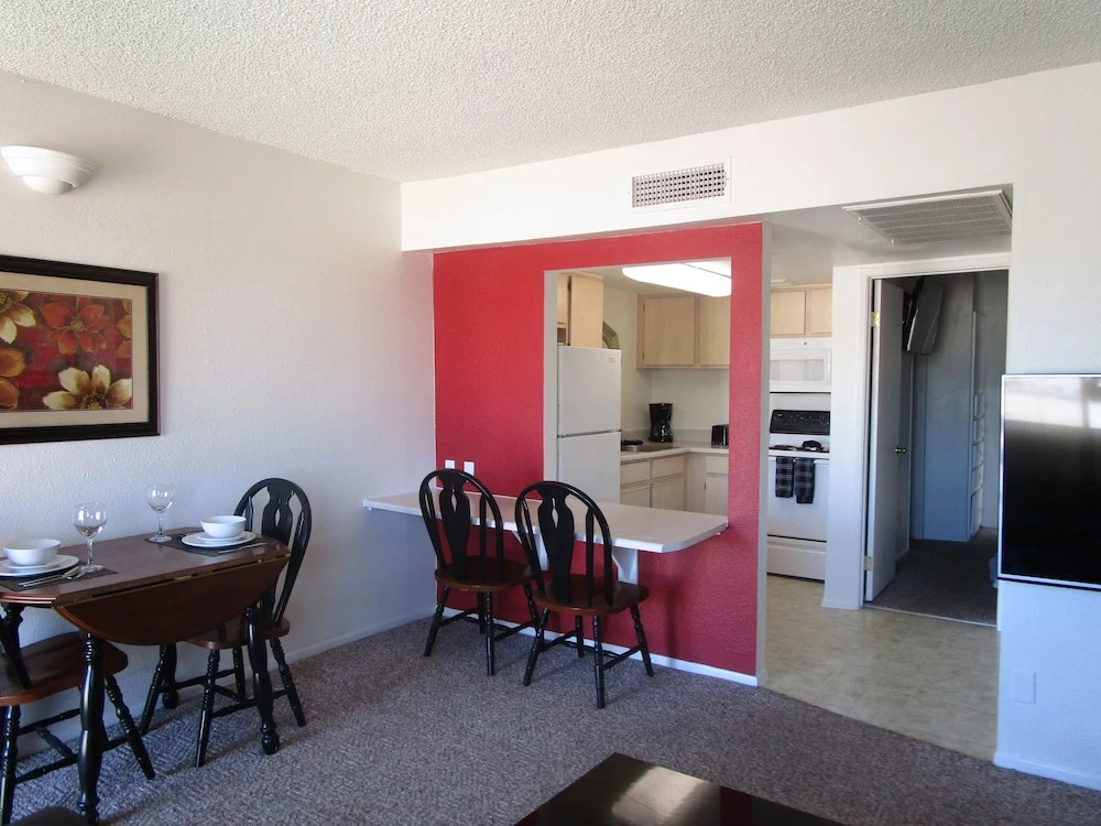 236 Fully Furnished 1BR Suite-Outdoor Pool! by RedAwning