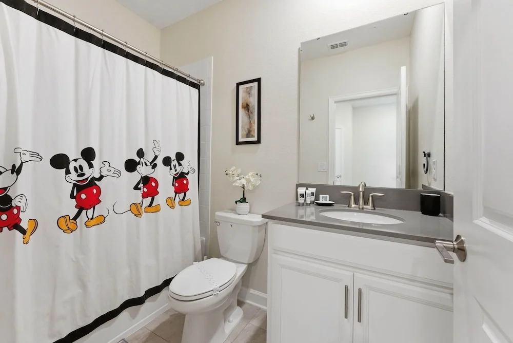 5BR Family Home, Pool, Theme Beds, Space, Location