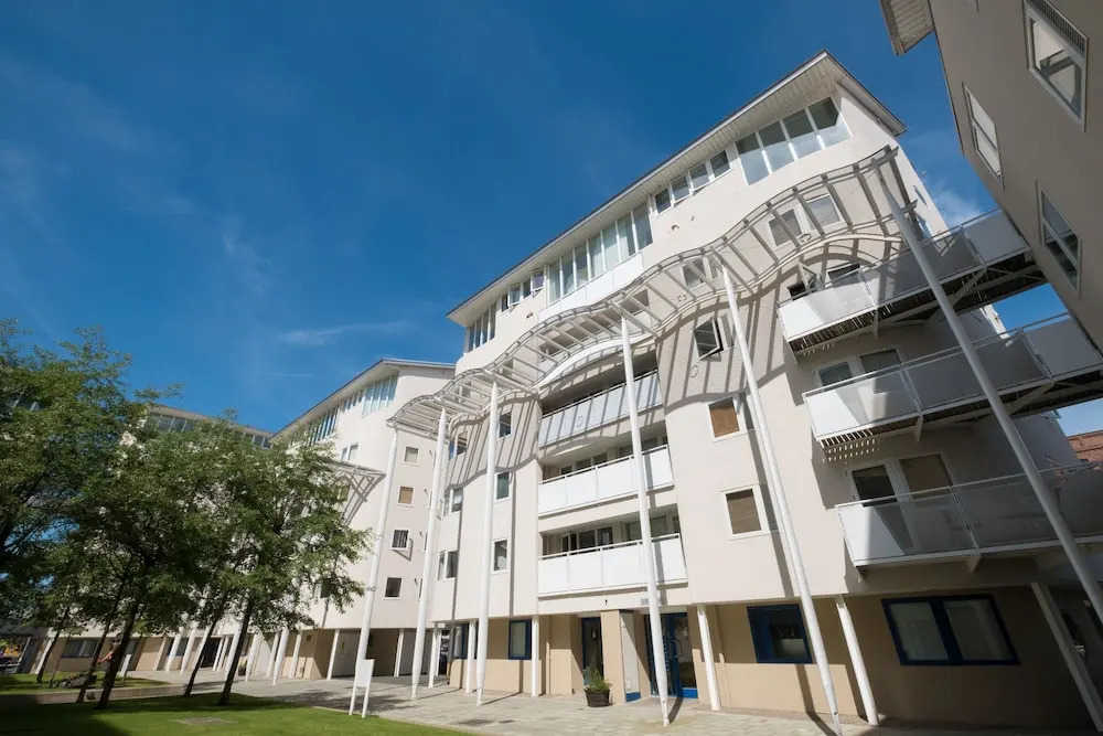 Base Serviced Apartments - The Docks