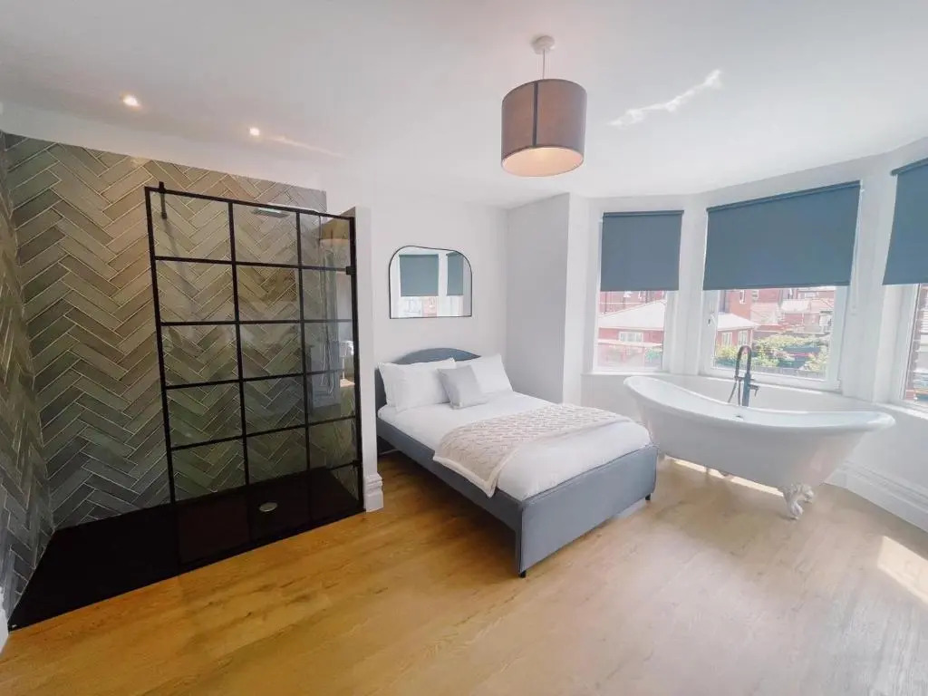 Stunning 8-bed House With Sea & Beach Views