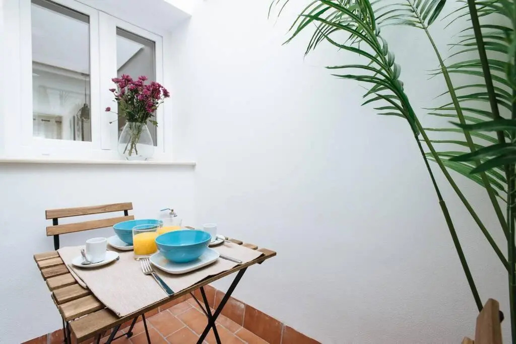 Hostly Sol 2bdr flat with patio in Seville center