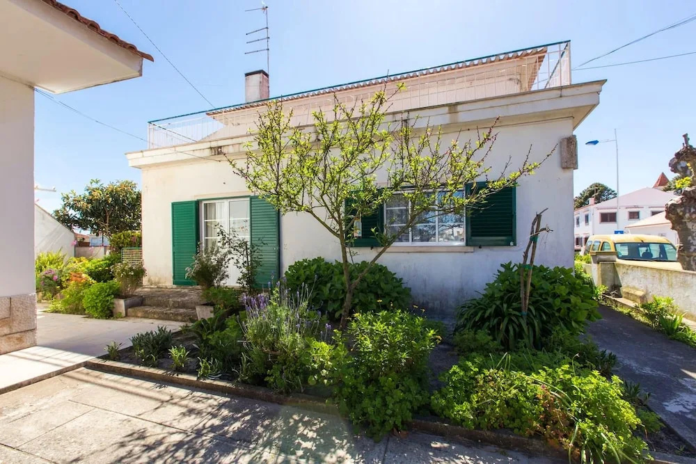 House With 5 Bedrooms in São Martinho do Porto, With Furnished Terrace and Wifi Near the Beach