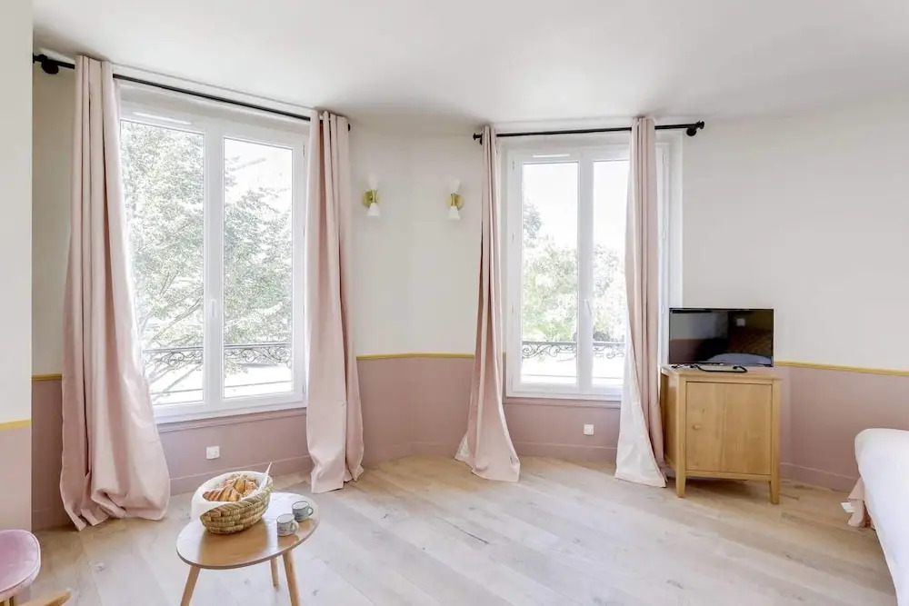 Beautiful Pink Studio For 2 in Heart of Vanves