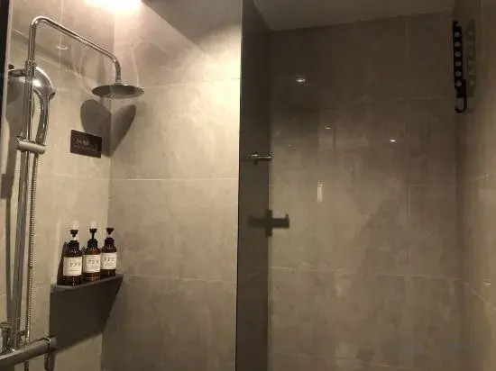 Qionghai Changlong Hotel (Yinhai Zaliang Street)