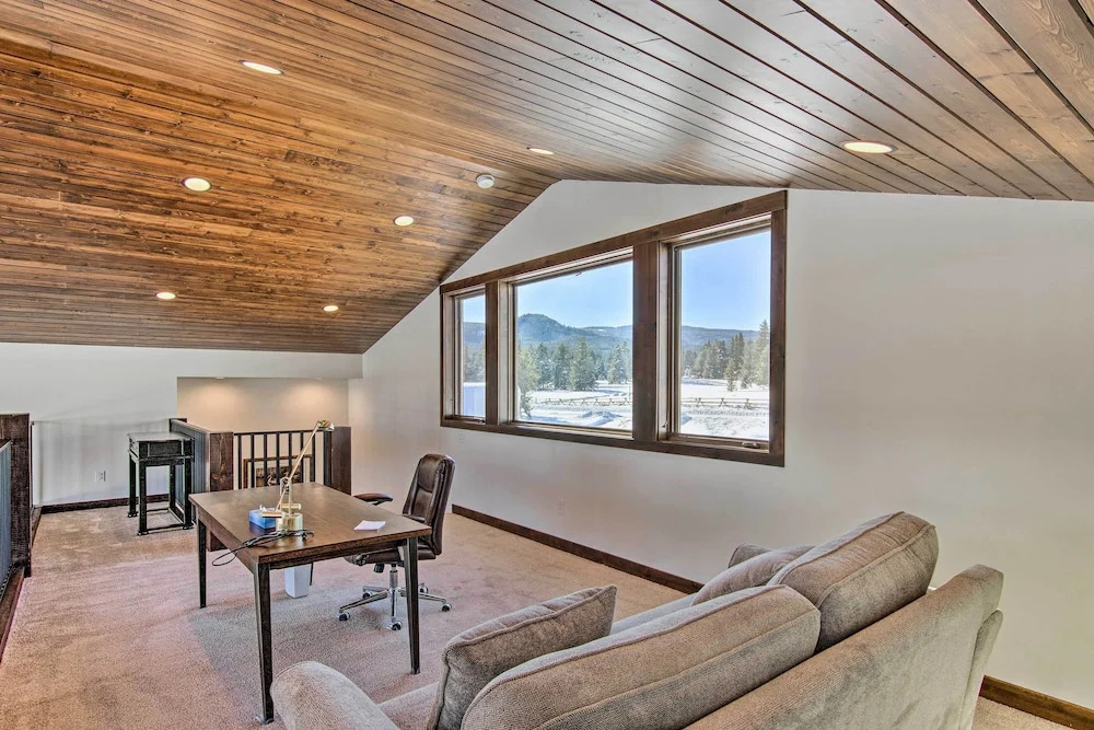 Spacious Big Sky Home w/ Hot Tub & Grill