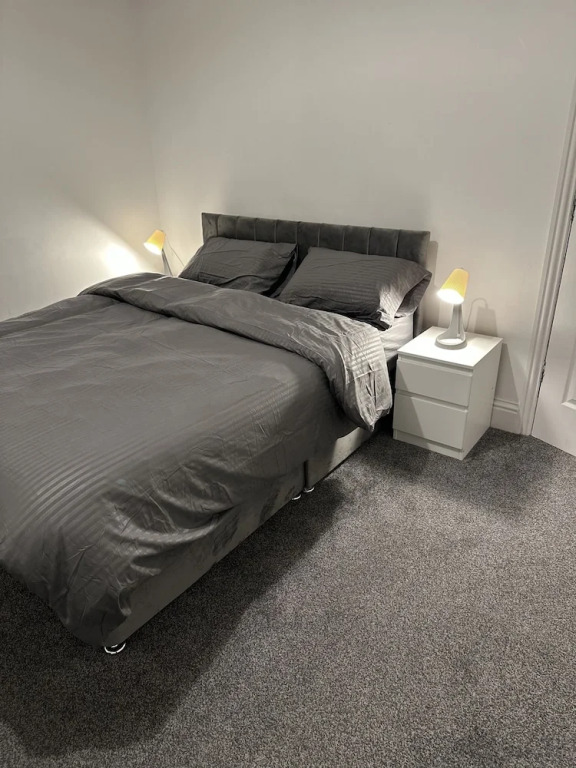 5-bed Apartment in Altrincham Near Airport