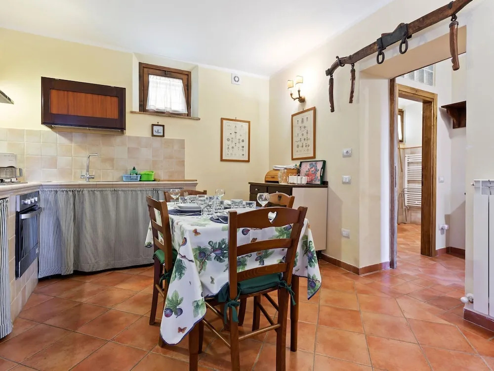 Quaint Holiday Home in Siena with Hot Tub