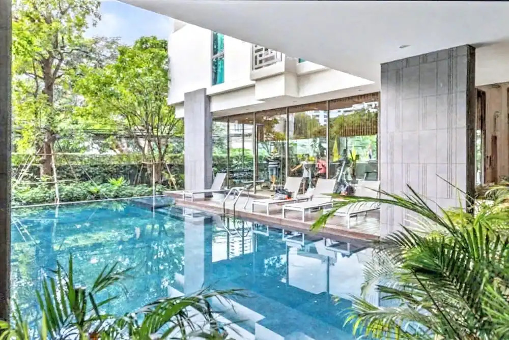 S39- 1 BR Downtown Bangkok Apt with Balcony and Pool