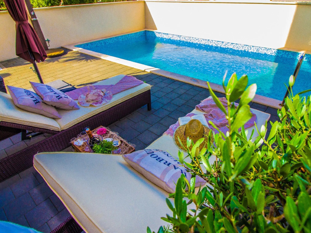 Modern Apartment in Šilo with Private Swimming Pool
