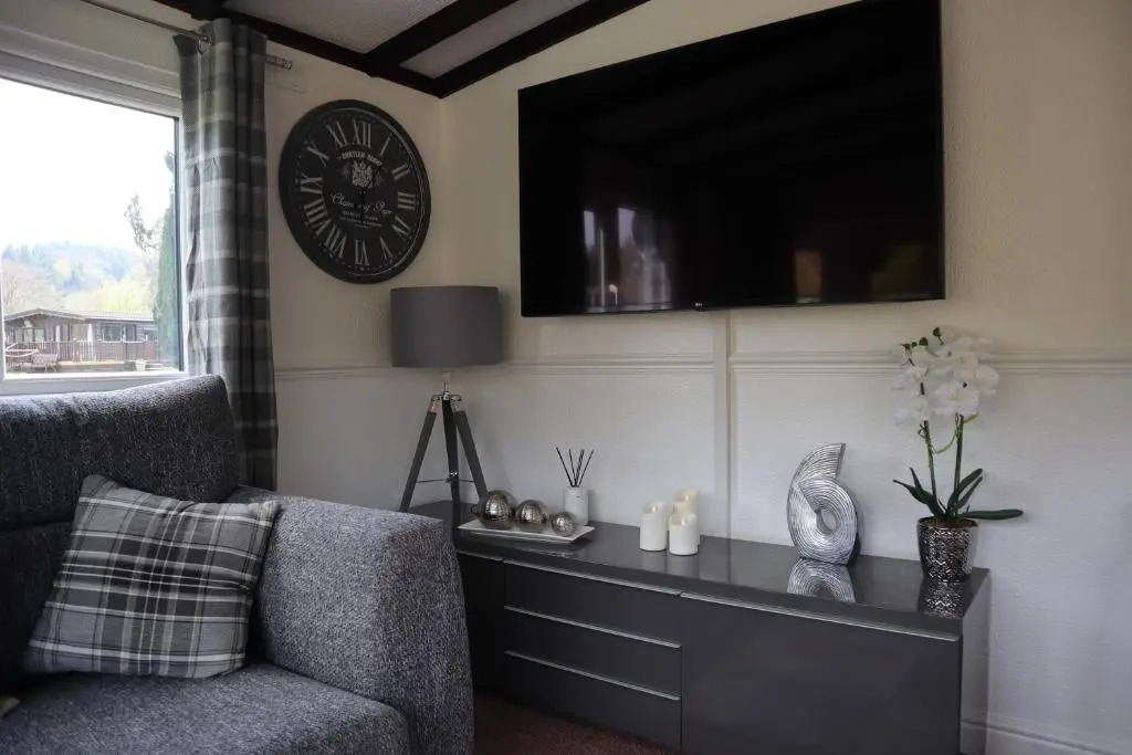 HEDDFAN, Luxury 3 bedroom timber lodge, Now with WiFi, Caer Beris Holiday Park, Builth Wells, SORRY NO TRADESMEN OR CONTRACTORS ALLOWED