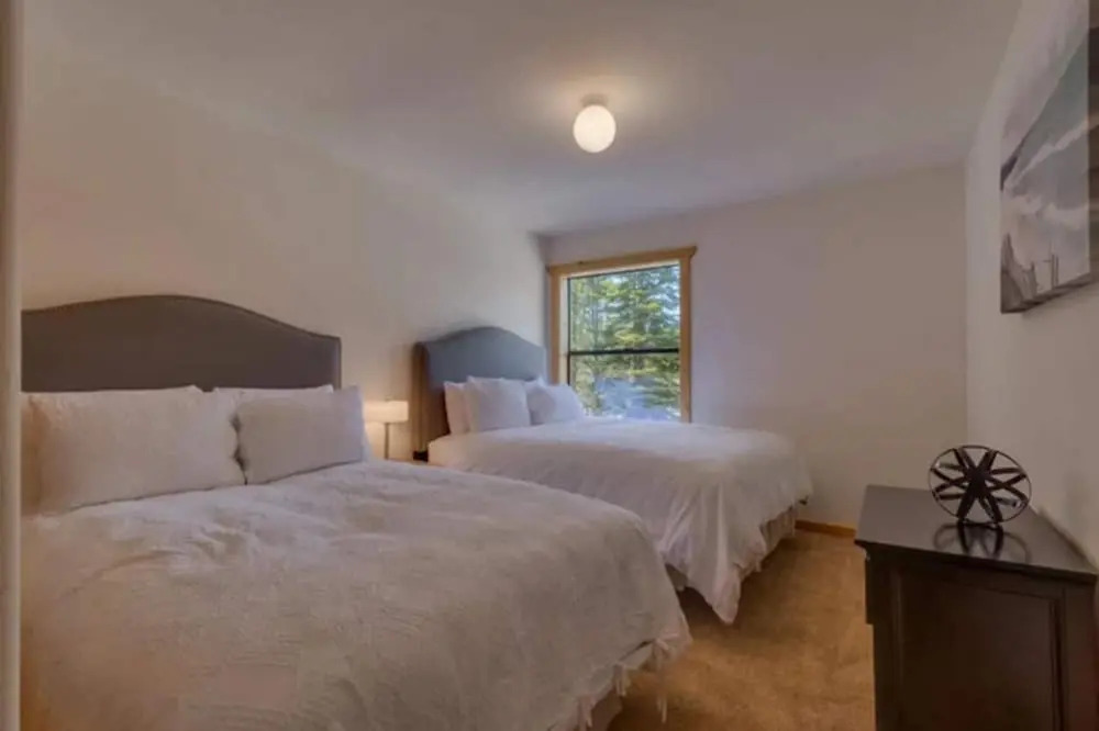 Black Bear by Avantstay Spacious Viking Lodge in Tahoe Donner w/ Game Room & Hot Tub!