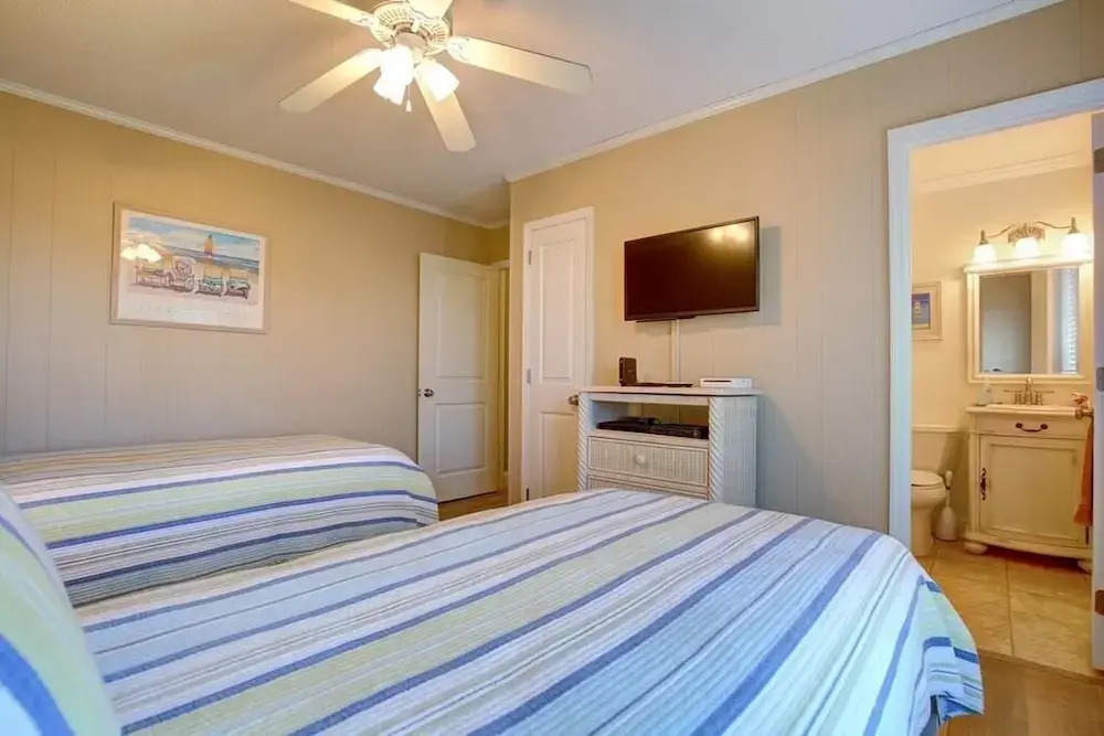 Holden Haven 4 Bedroom Home by RedAwning