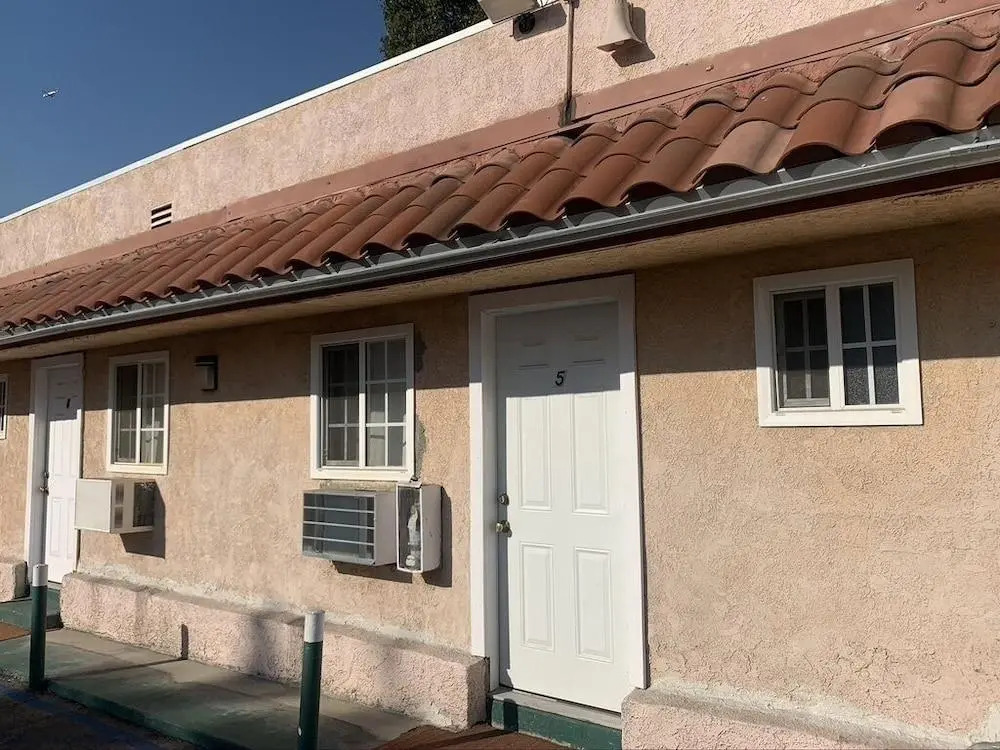 Carlton Motel