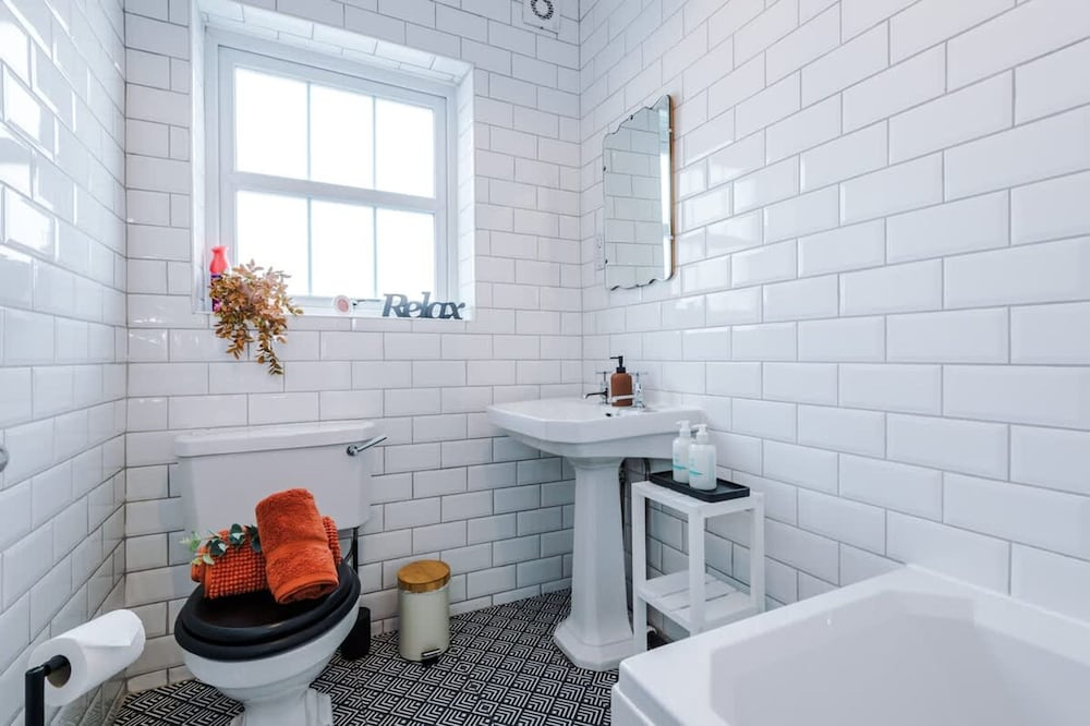 NEW Stylish Home Amazing Location Sleeps 6
