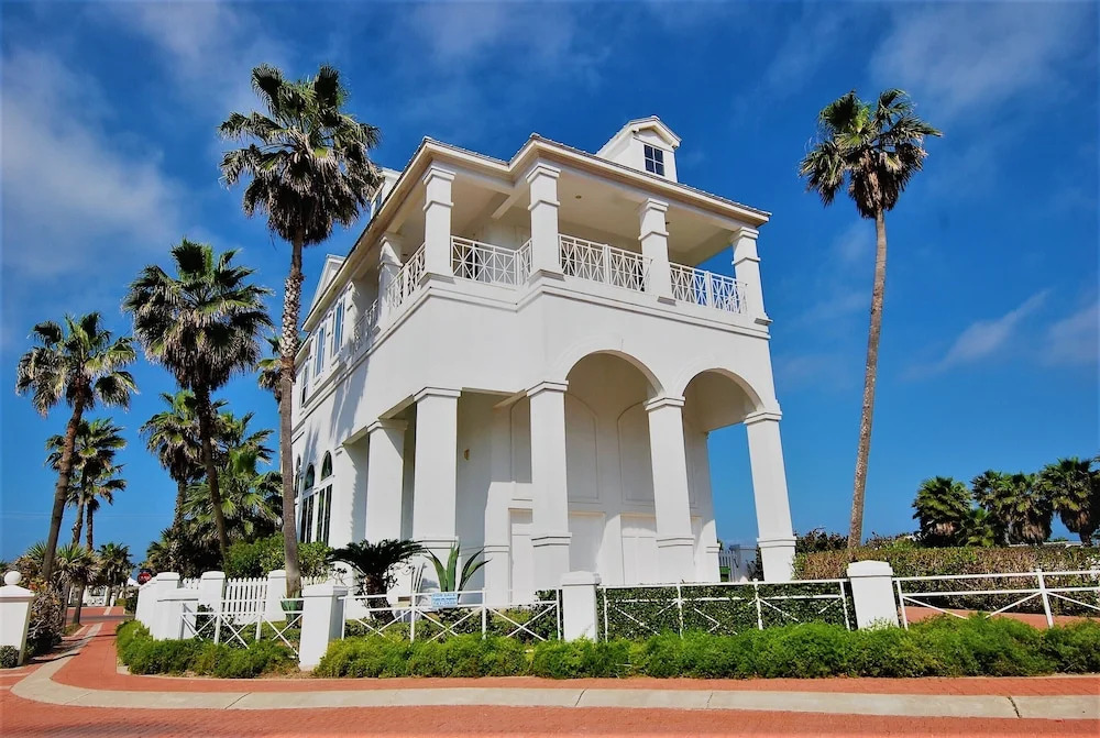 Kar - Private House Just Steps From Beach Access 4 Bedroom Home by RedAwning