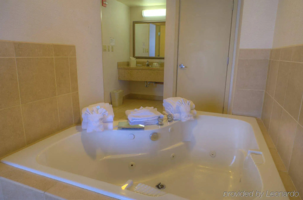 Holiday Inn Express & Suites Phoenix - Midtown, an IHG Hotel
