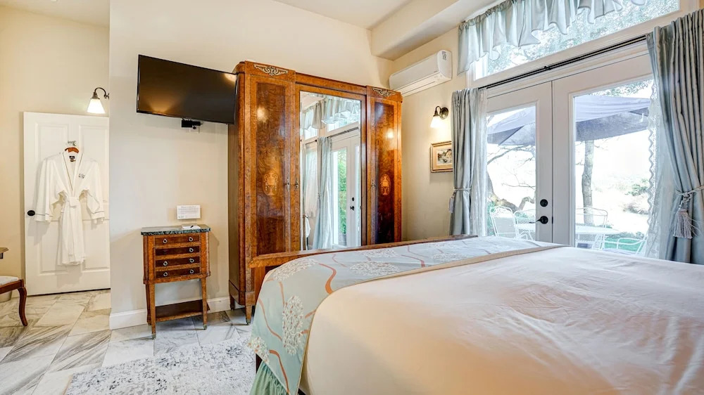 The River Belle Inn