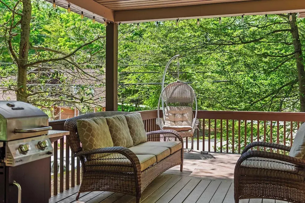 Lake + Pool Access, Game Room, Firepit, Deck Tawny and Peaceful by Avantstay