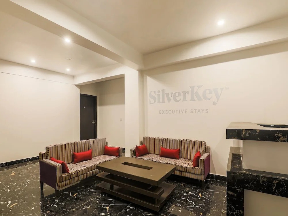 Silverkey Medanta Sec 38 By OYO Rooms