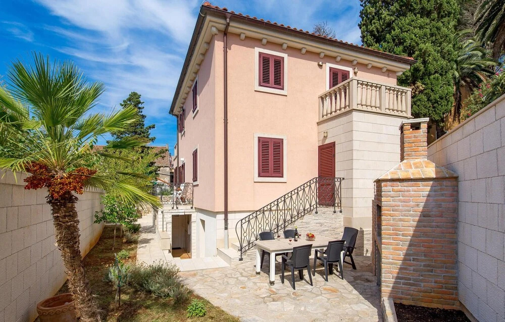 Beautiful Apartment in Veli Losinj With 2 Bedrooms and Wifi