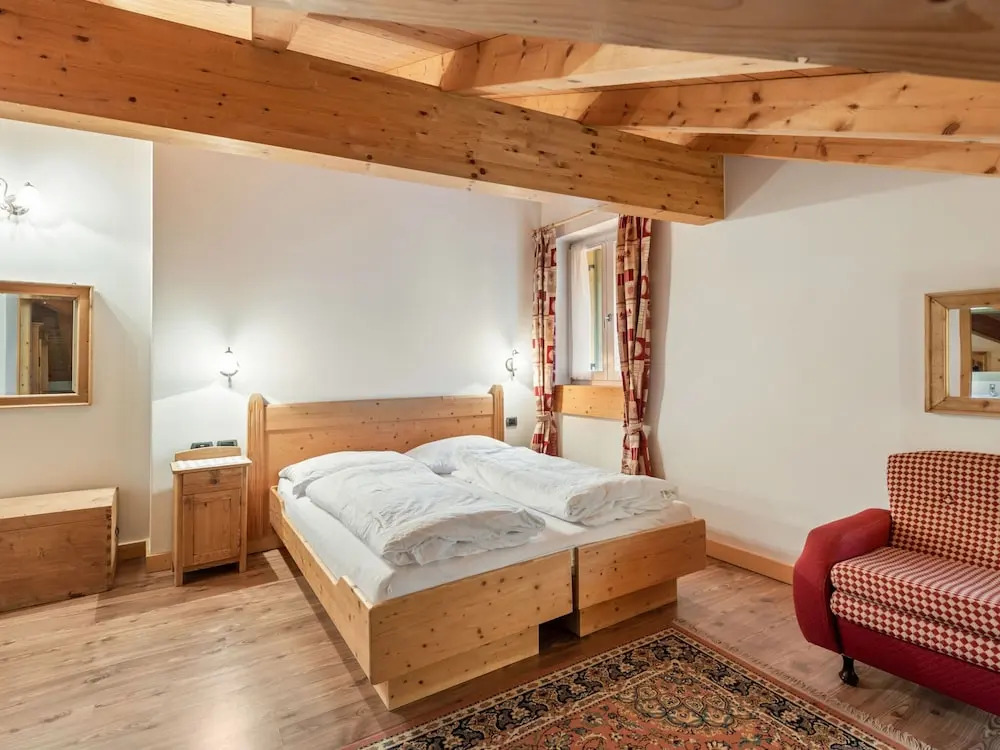Belvilla by OYO Charming Apartment in Brez With TV