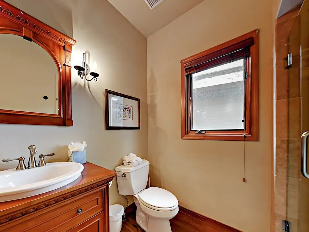 Window-lined  With Hot Tub 4 Bedroom Home