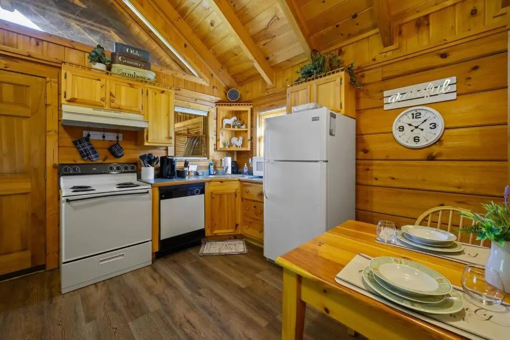 Cozy Studio Log Cabin in the heart of Pigeon Forge. Hot Tub. Honeymoon! Sleeps 2