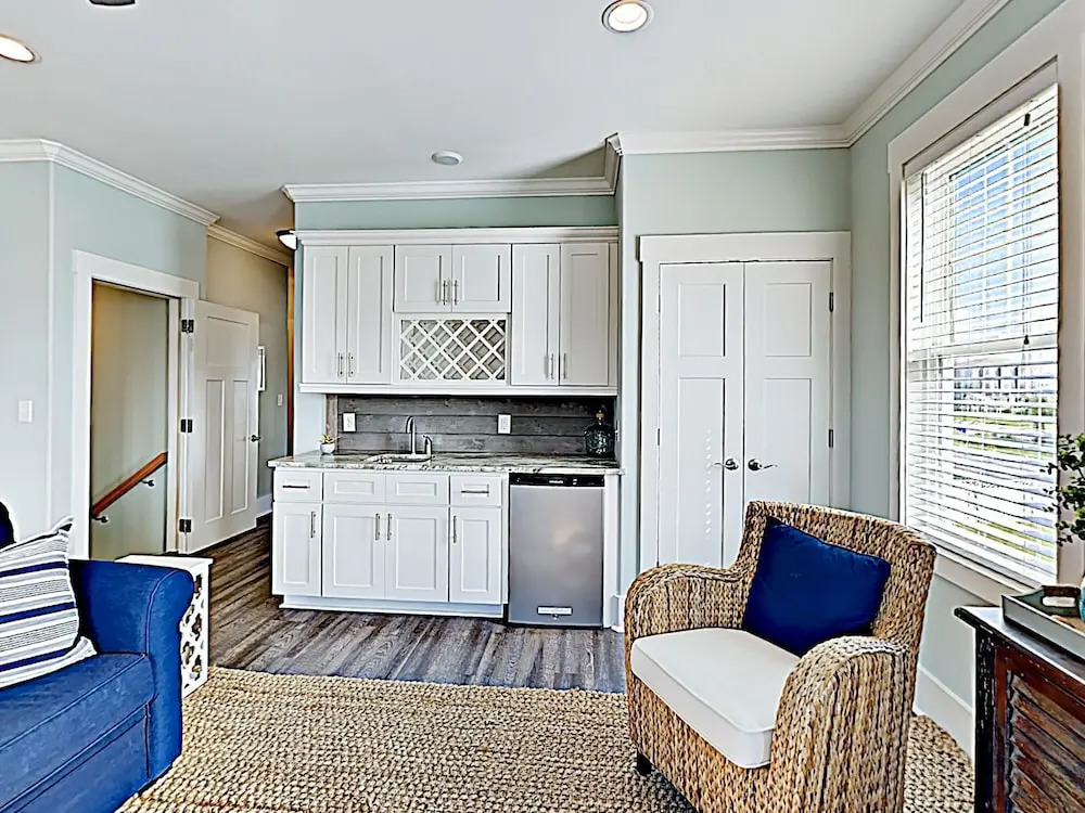 Chic Coastal W/ Pool, Ocean Views, Near Beach 4 Bedroom Home