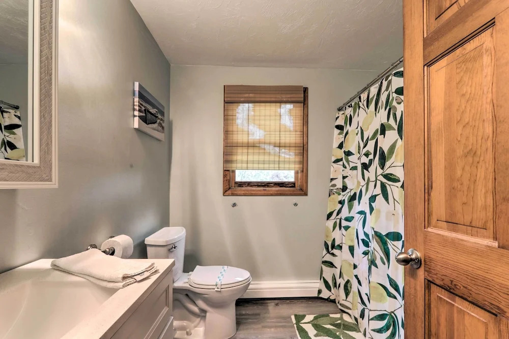 Walk to Main Street: Cozy Cottage in Hyannis