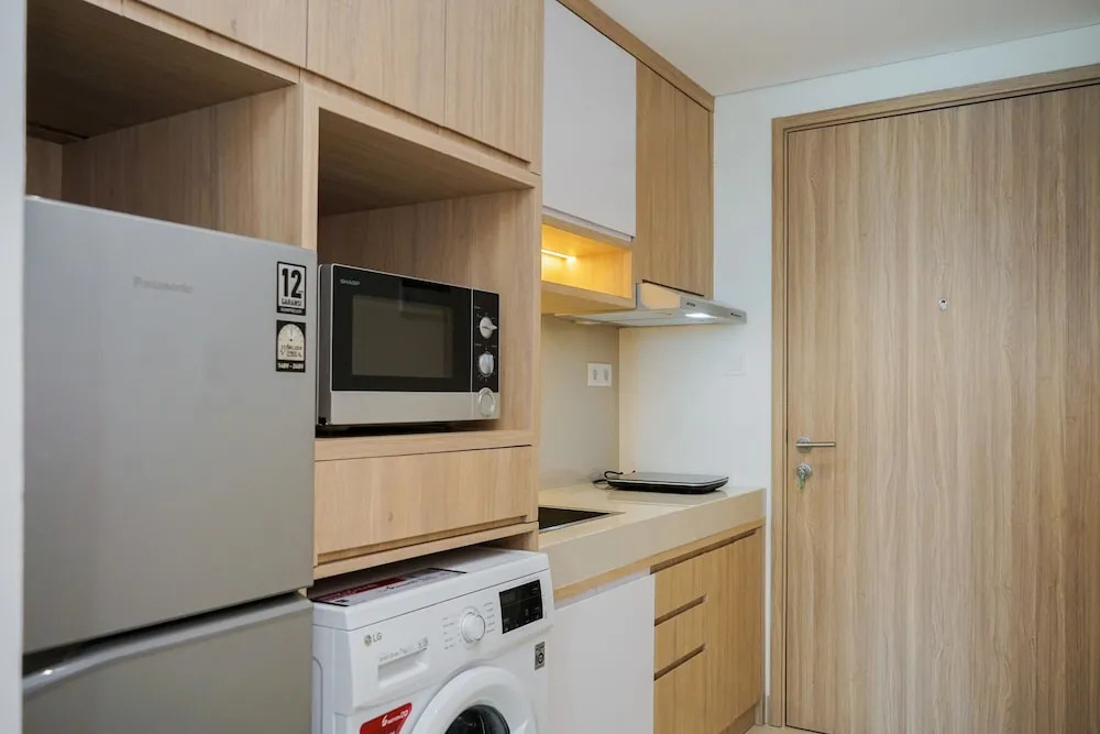 Comfy and Minimalist Studio at Embarcadero Bintaro Apartment By Travelio