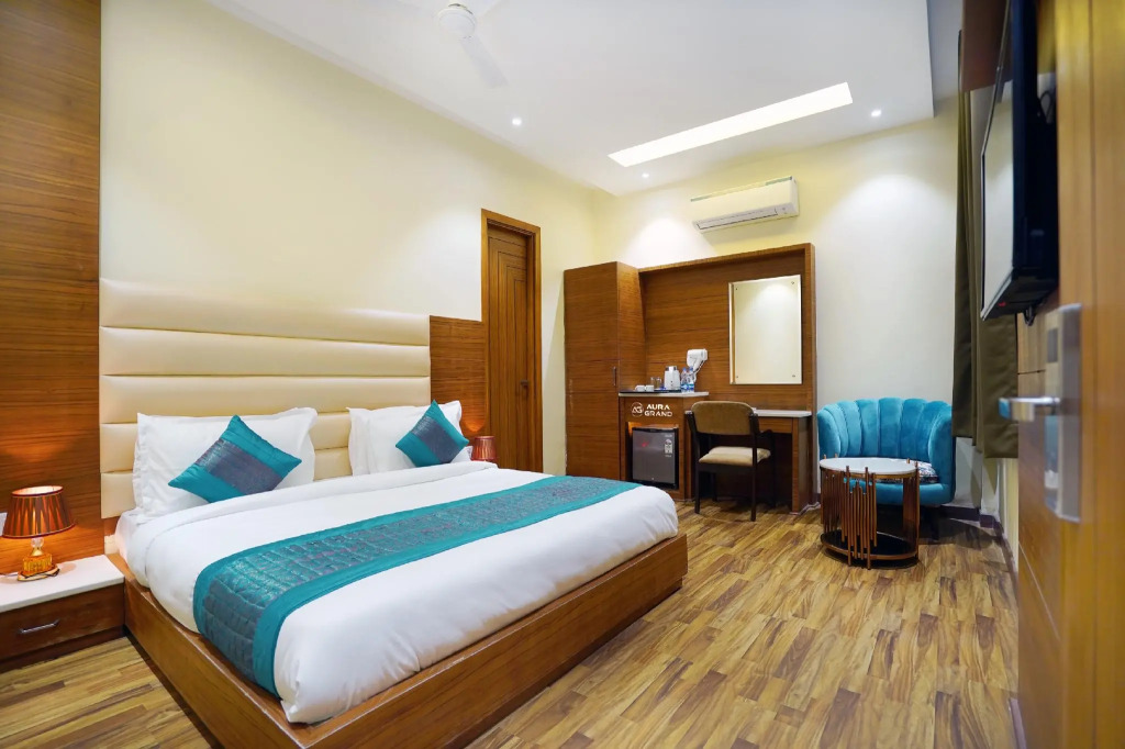 Hotel Aura Grand By Levelup Hotels