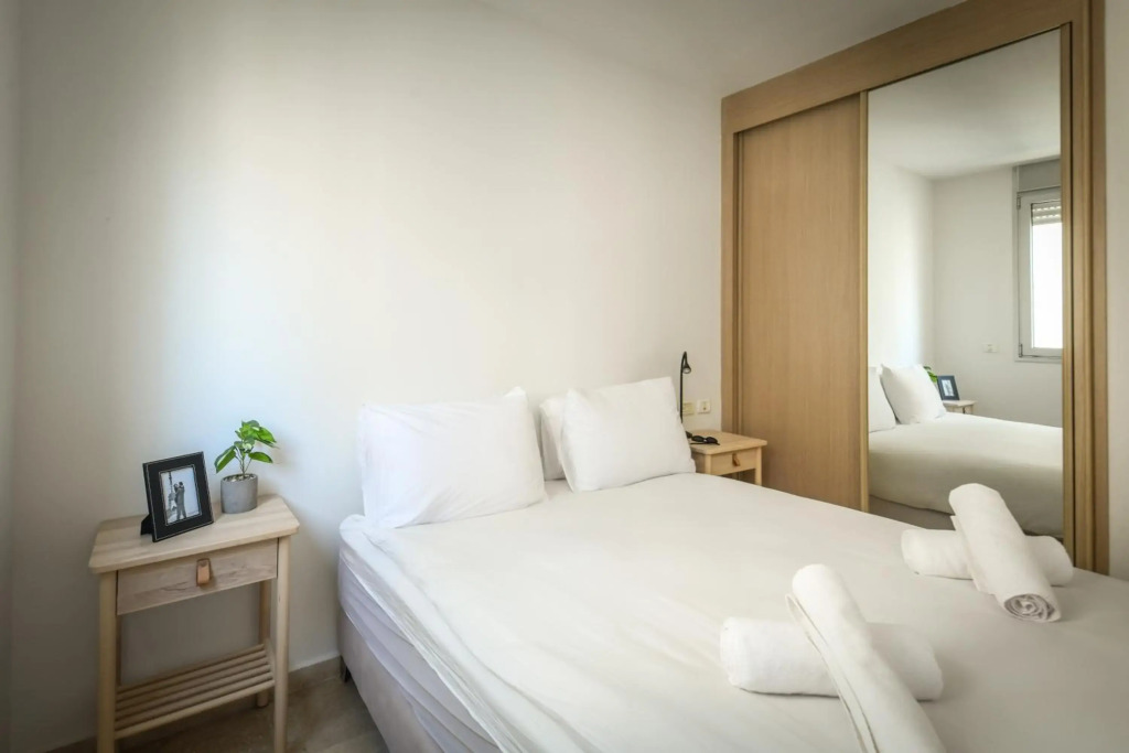 Sea View apt on Gordon 10 with Balcony and private parking