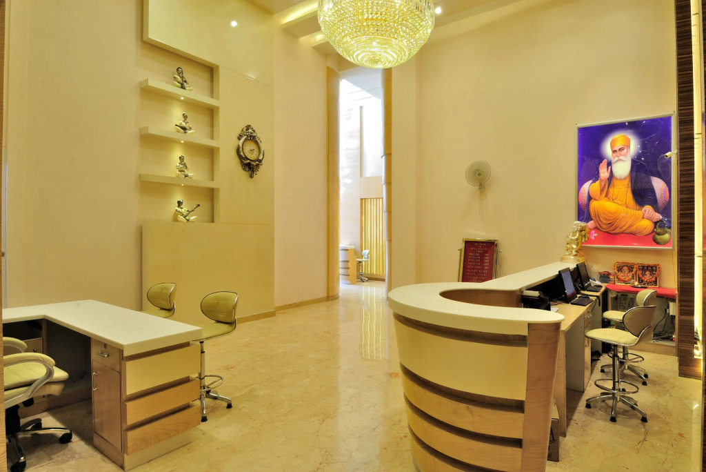 Aman Continental With Restaurant - 5Mins from Connaught Place ,Railway Station & Metro