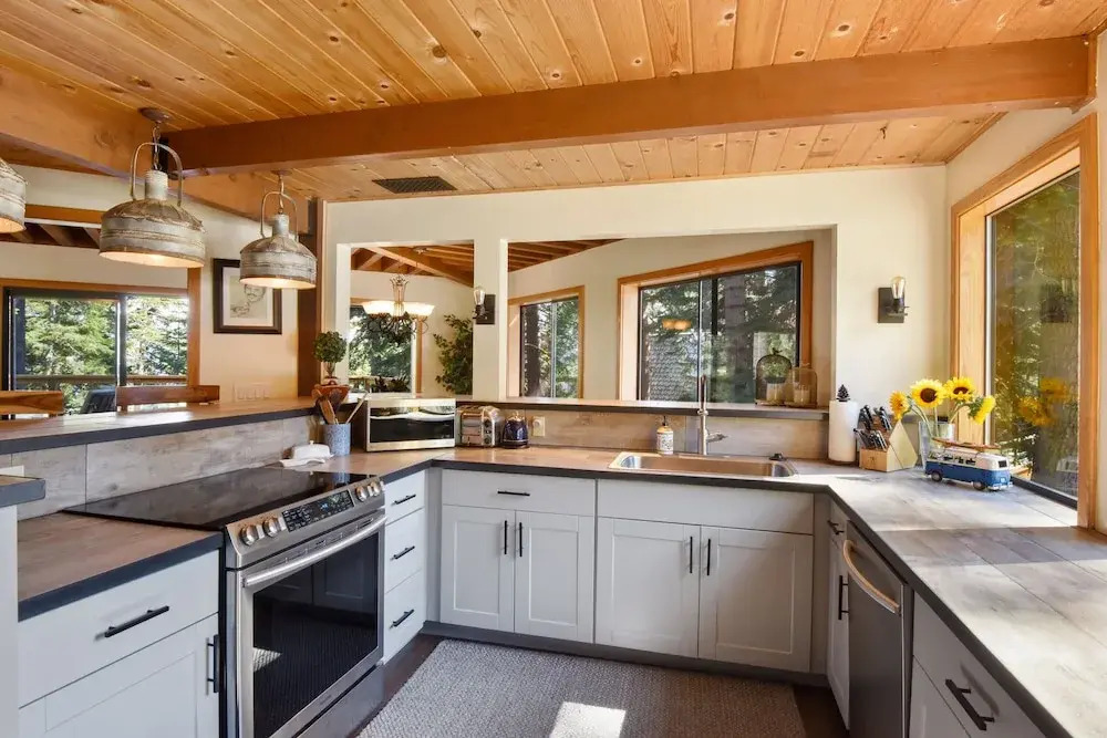 Snowshoe Cabin 3 Decks, BBQ & Hot Tub!