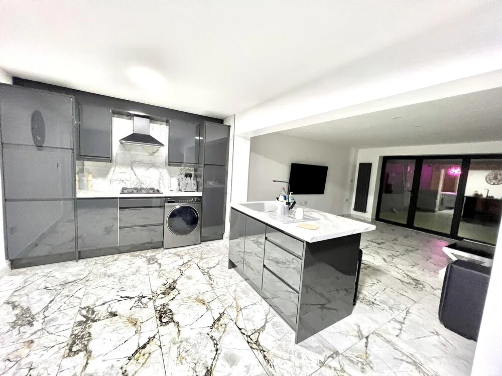 Penthouse Style Luxury 2 Bedroom House has Hot-Tub, extra fees apply