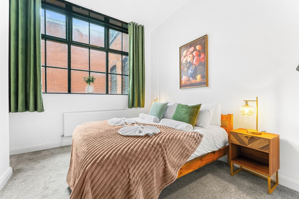 2 Double Beds - Sleeps 4 - Parking - Wifi