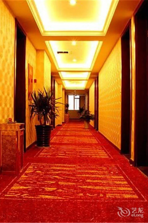 Super 8 Collection Hotel (Chongzhou Government Center Square)