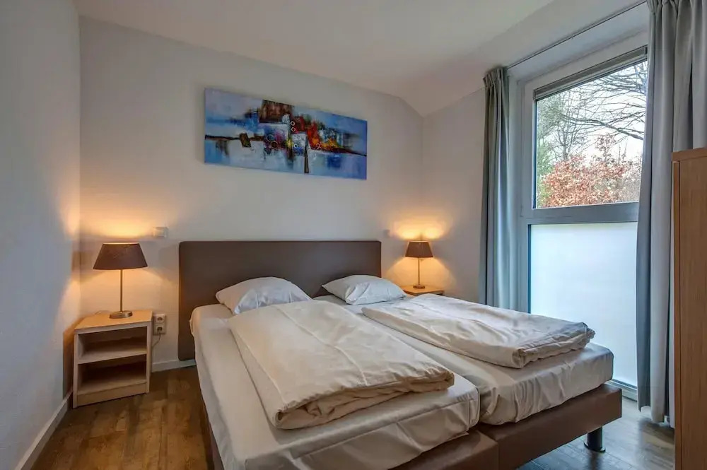 Detached Bungalow with Washing Machine near Lake
