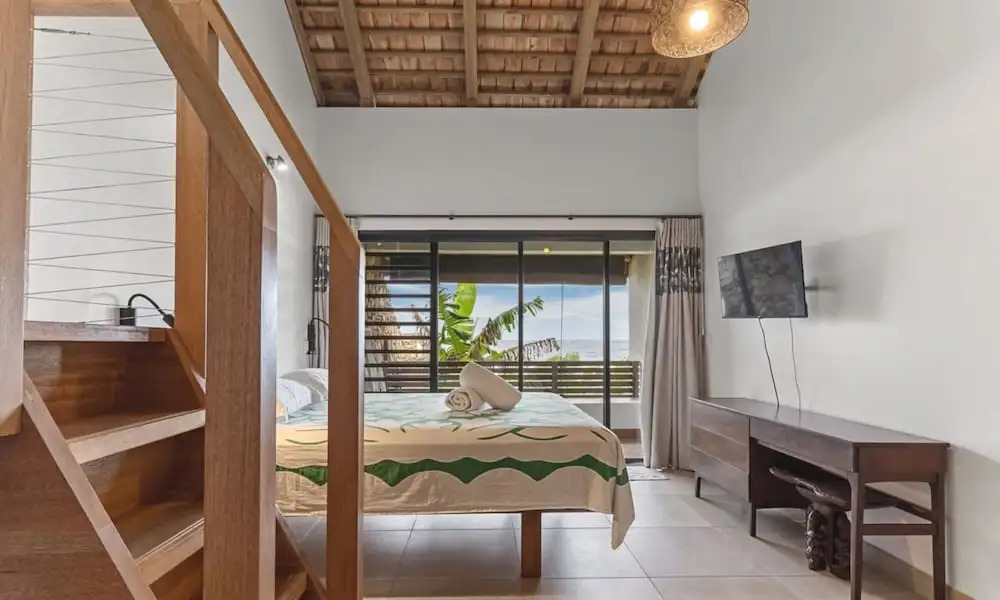 Shoreline Haven 1BR Bungalow by the Sea in Moorea