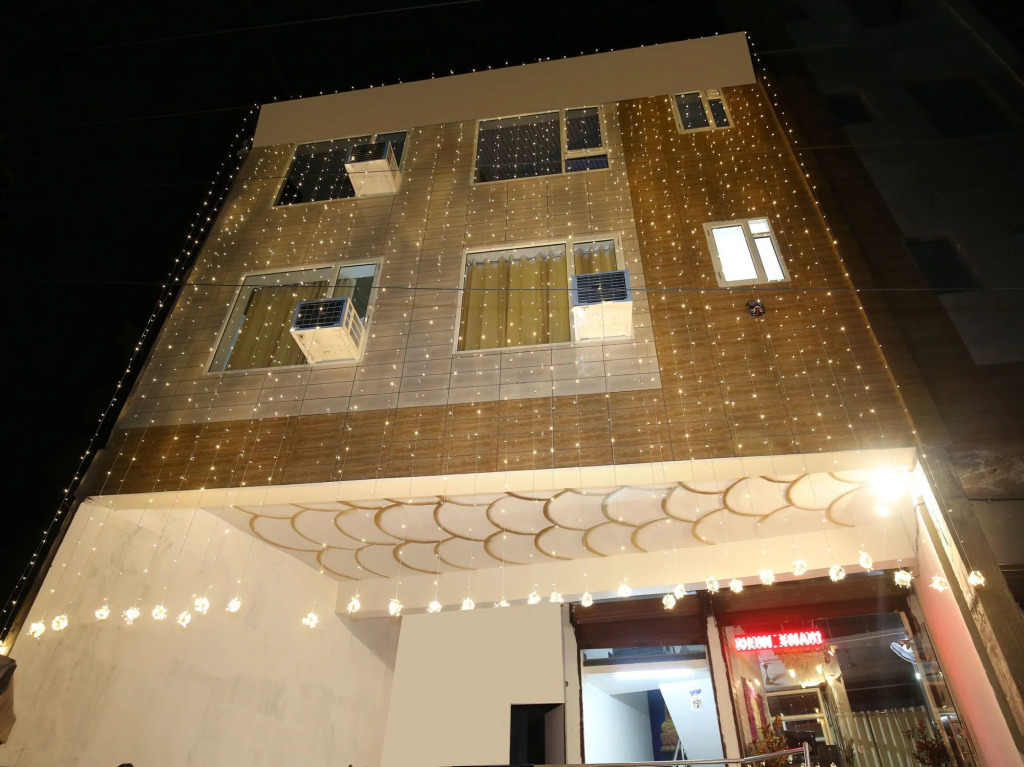 OYO 13368 Hotel Gold Star
